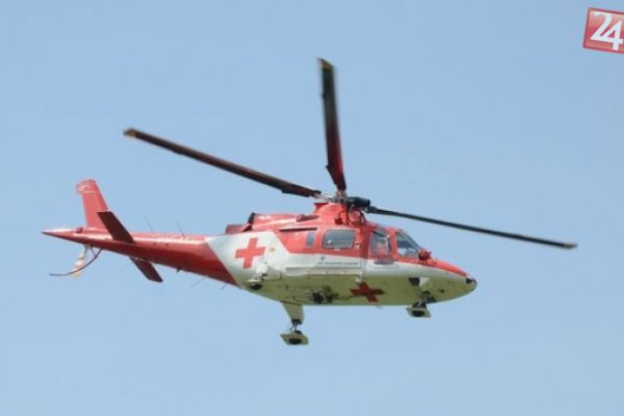 Ilustračný obrázok k článku Pri nehode na Domaši zasahoval vrtuľník: Felícia nabúrala do stromu, traja ľudia ťažko zranení