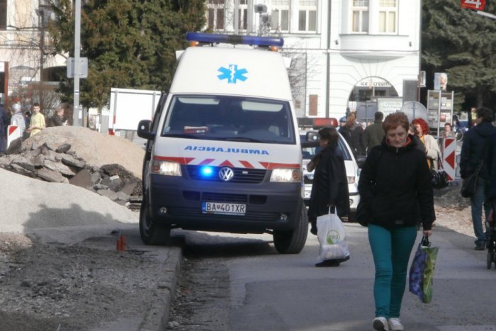Ilustračný obrázok k článku Rušný incident v meste: Na zastávke MHD došlo k bodnutiu nožom do krku!