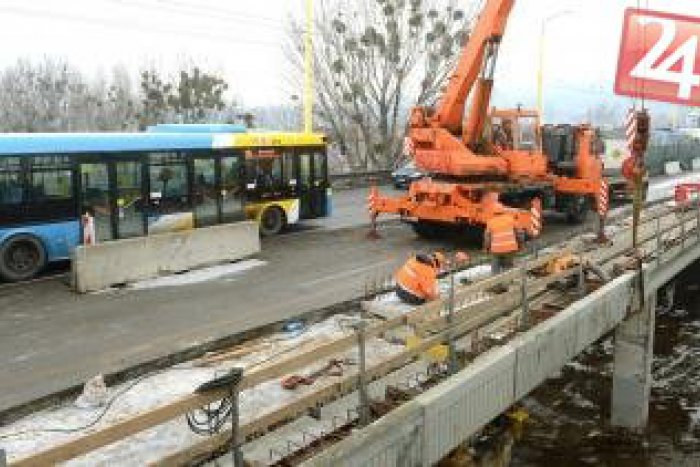 Ilustračný obrázok k článku Na opravovanom moste sa začína asfaltovať: Dopravný podnik hlási zmeny v MHD!