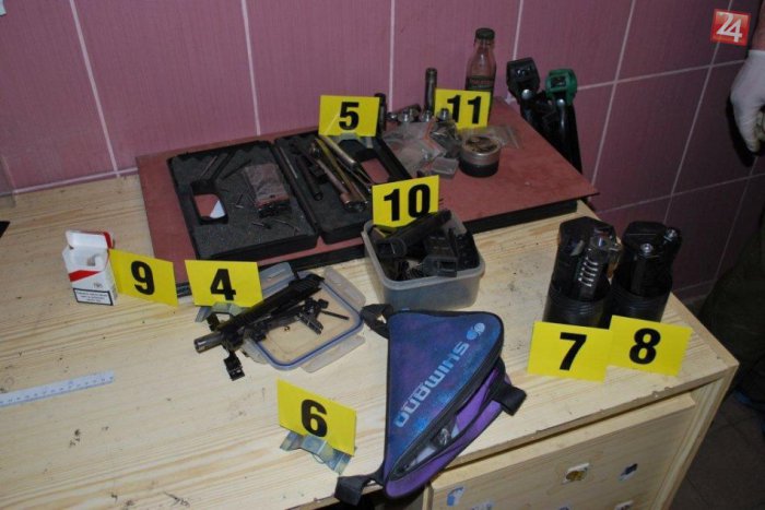Ilustračný obrázok k článku Policajti prehľadávali dom aj priľahlé priestory: Pri razii objavili drogy, náboje a aj zbrane!