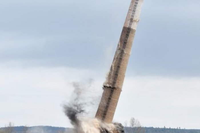 Ilustračný obrázok k článku Pozrite si VIDEO: Takto padal v meste k zemi 100-metrový komín