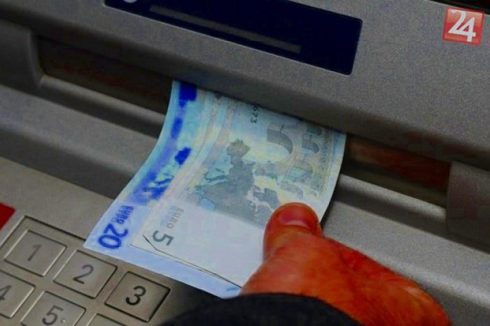 Ilustračný obrázok k článku Humenčan (56) sa ulakomil na cudziu peňaženku: Našiel v nej bankomatovú kartu, vybral slušnú sumu