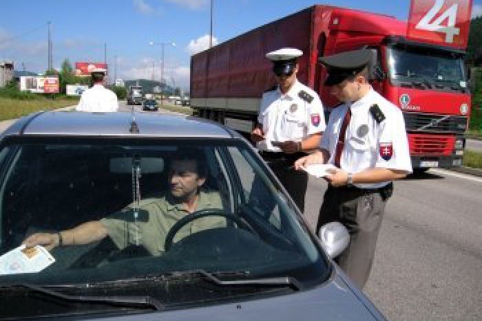 Ilustračný obrázok k článku Policajti v kraji opäť na cestách: Za tri hodiny takmer 200 priestupkov, nechýbal alkohol