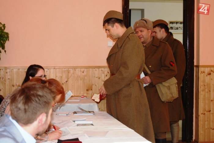 Ilustračný obrázok k článku História sa spojila s prítomnosťou: Vojaci z II. sv. vojny napochodovali do volebnej miestnosti