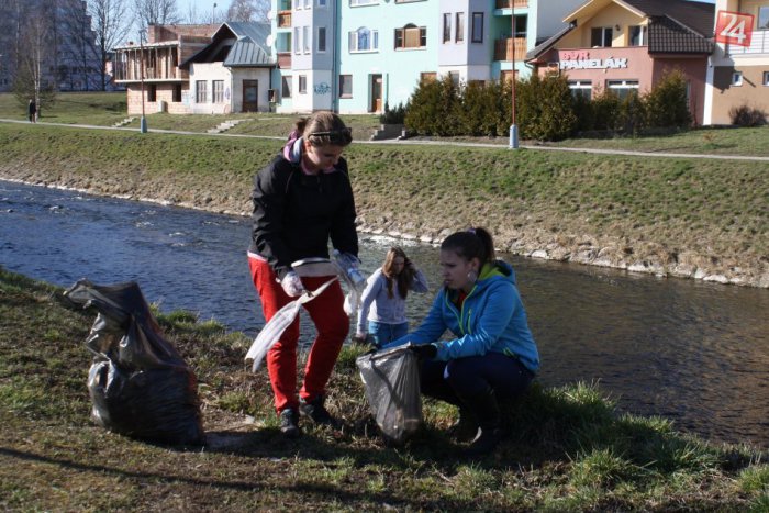 Ilustračný obrázok k článku Smutné výjavy z brehov rieky Hornád: Kačky sa kúpu medzi fľašami a trónia na vedre
