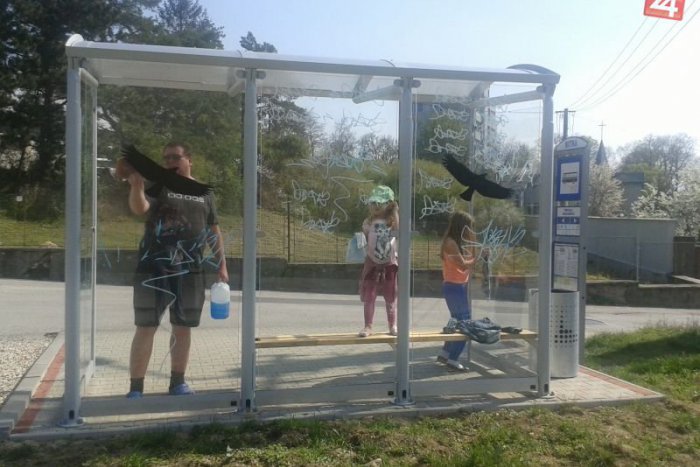 Ilustračný obrázok k článku Za krajšie mesto: Otec s dcérami vyumývali autobusovú zastávku!