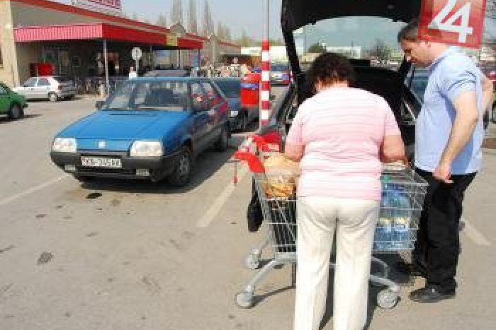 Ilustračný obrázok k článku Vyčínanie Tomáša (32) pred supermarketom: Mladík (19) schytal zaucho, to však ešte nebolo všetko!