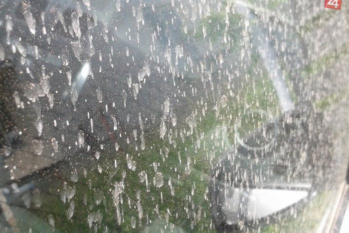 Ilustračný obrázok k článku Nájdeme si opäť v Humennom autá pokryté pieskom? Saharský dážď si môže dať repete!