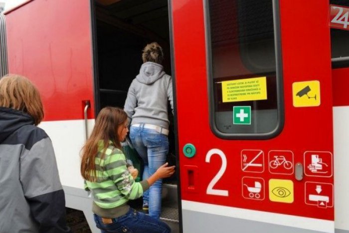 Ilustračný obrázok k článku Železnice opravia priecestie pri Stakčíne: Cestujúci musia počítať s výlukou