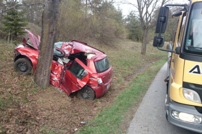 Ilustračný obrázok k článku Pri Štrbe došlo k cestnej tragédii: Auto narazilo do stromu, zahynula mladá vodička (38)!