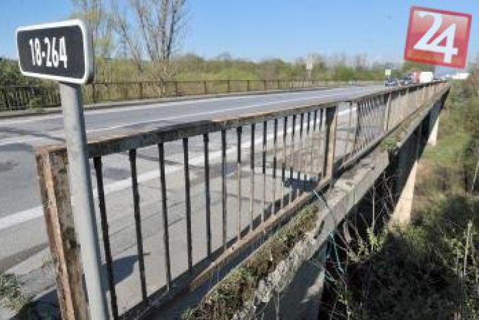 Ilustračný obrázok k článku Vodiči, vyzbrojte sa trpezlivosťou: Poškodený most pri Žiline od pondelka uzavrú