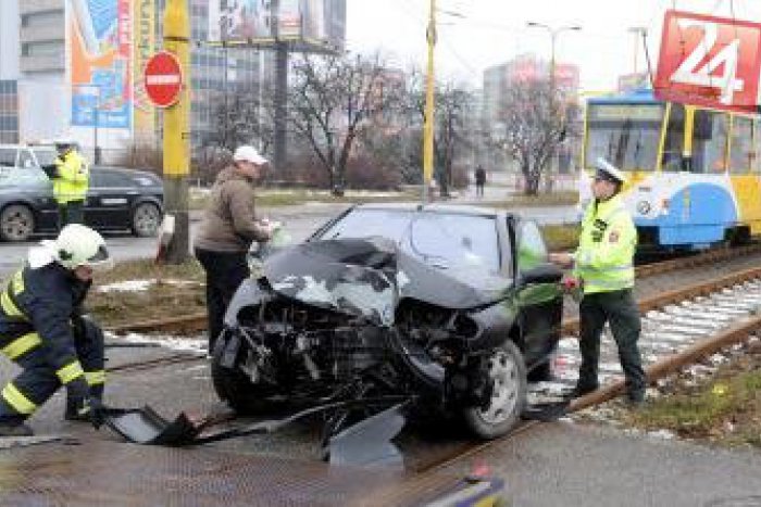 Ilustračný obrázok k článku Polícia: Mercedes narazil po šmyku do stĺpa, vodič zanechal zranených spolujazdcov a ušiel