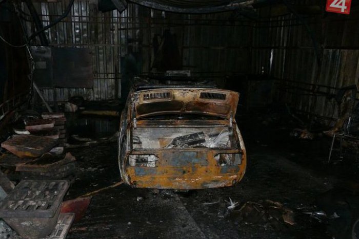 Ilustračný obrázok k článku Boj s ničivými plameňmi: Oheň zachvátil garáž, dielňu aj tri autá!