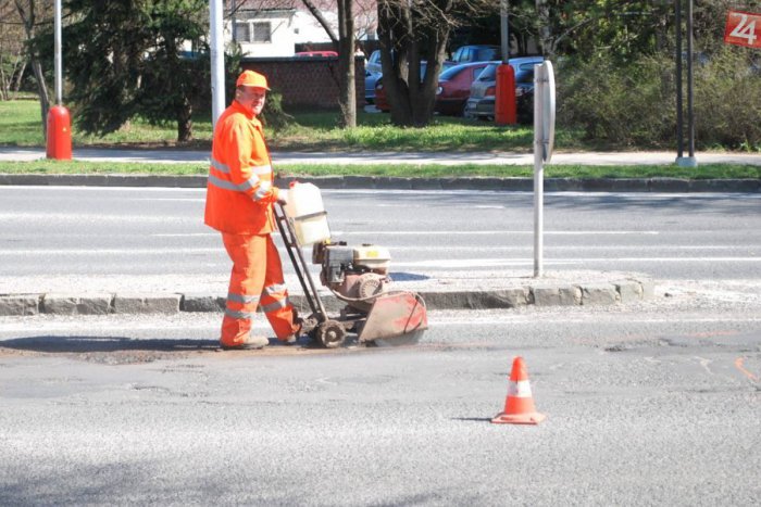Ilustračný obrázok k článku Radnica opravuje havarijný stav na niektorých komunikáciách: Opravy sa dočkajú chodníky a cesty