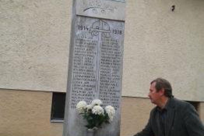 Ilustračný obrázok k článku V 1. svetovej vojne prišli o 48 mužov: Obete si vo Vígľašskej Hute pripomína pamätník so Štefánikovou bustou
