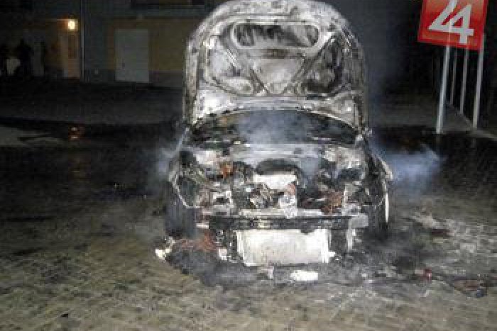Ilustračný obrázok k článku Na Dénešovej úradoval v noci podpaľač: Land Rover skončil v plameňoch, polícia hľadá svedkov!