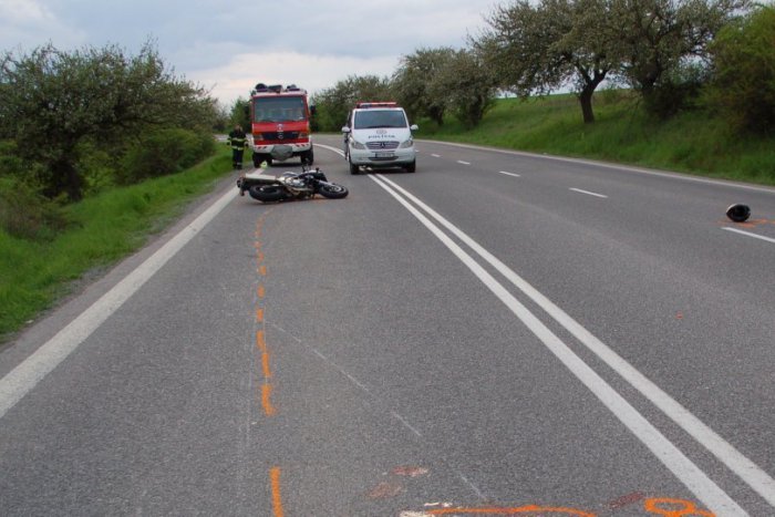 Ilustračný obrázok k článku Motorkár (†29) sa dostal do šmyku a spadol na vozovku: Ťažkým zraneniam na mieste podľahol!