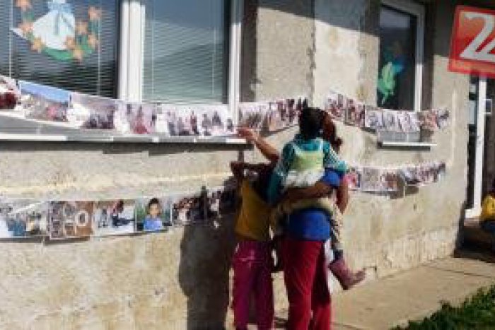 Ilustračný obrázok k článku Pozornosť pútajúca výstava pri Revúcej: V osade vystavili portréty rómskych detí!