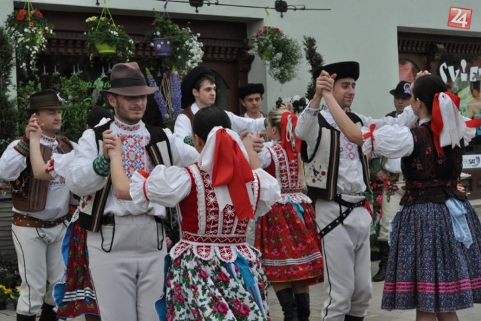 Ilustračný obrázok k článku Stavanie mája na Námestí baníkov v Rožňave: Ľudová tradícia priamo v srdci nášho mesta