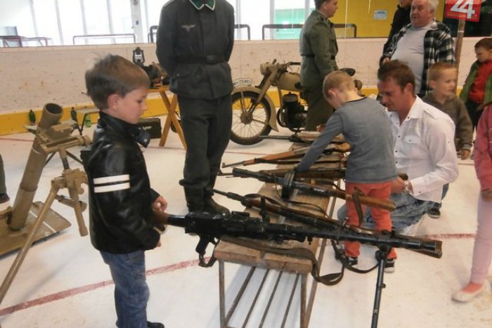 Ilustračný obrázok k článku OBRAZOM: Toto sa na zimnom štadióne len tak nevidí! Priestor zaplnili lietadlá i tanky