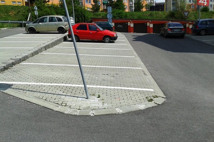 Ilustračný obrázok k článku Mesto sa pustilo do veľkých jarných prác: Opravili sa cesty a chodníky, pribudli vyznačené parkovacie miesta