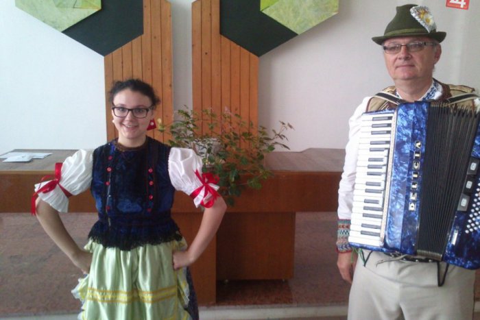 Ilustračný obrázok k článku Sobášnu sieň rozoznela ľudová hudba: Predviedli sa vnej Slávici z Rožňavy