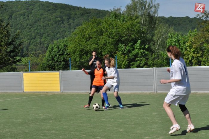 Ilustračný obrázok k článku Obvodné kolo vo futbale starších dievčat: Strelky si obuli dievčatá zo základnej školy Zlatá