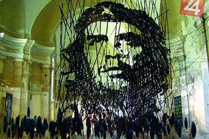 Ilustračný obrázok k článku Recykluje röntgenové snímky ľudského tela: Výtvarník Daniel Szalai