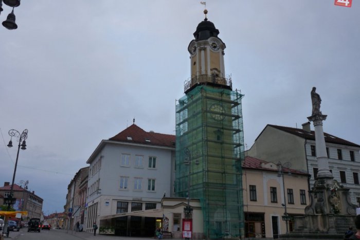 Ilustračný obrázok k článku Hodinovú vežu na námestí zahaľuje lešenie a sieť: Po necelom roku sa dočkala rekonštrukcie