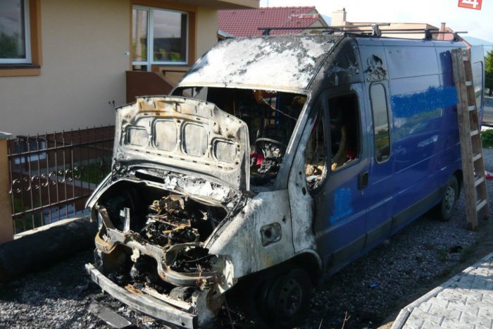 Ilustračný obrázok k článku Auto horelo ako fakľa: Požiar poškodil skrinku domového plynomeru