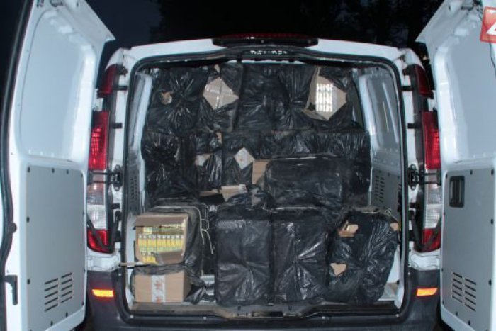 Ilustračný obrázok k článku Úlovok colníkov: Na ceste zastavili auto, v kufri našli takmer pol milióna pašovaných cigariet!