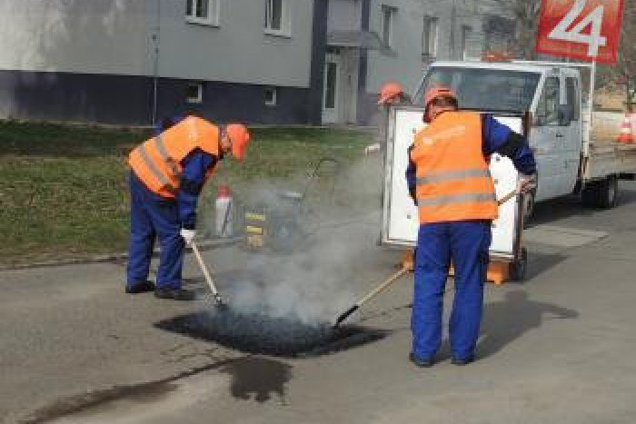 Ilustračný obrázok k článku V Bystrici prebiehajú veľké opravy ciest i chodníkov: Môžete sa tešiť aj vo vašej štvrti?