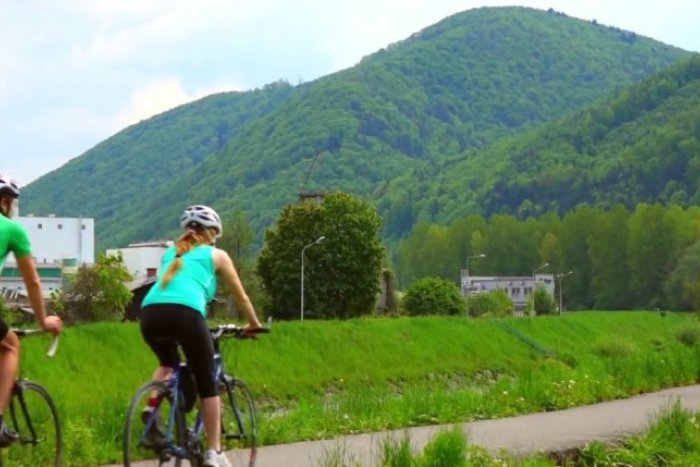 Ilustračný obrázok k článku Letné dni lákajú cyklistov do okolia Bystrice: Toto video vás vytiahne na dvojkolesového tátoša