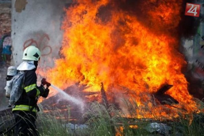Ilustračný obrázok k článku Sklad na drevnú štiepku zachvátil požiar: Škoda sa vyšplhala na státisíce eur!