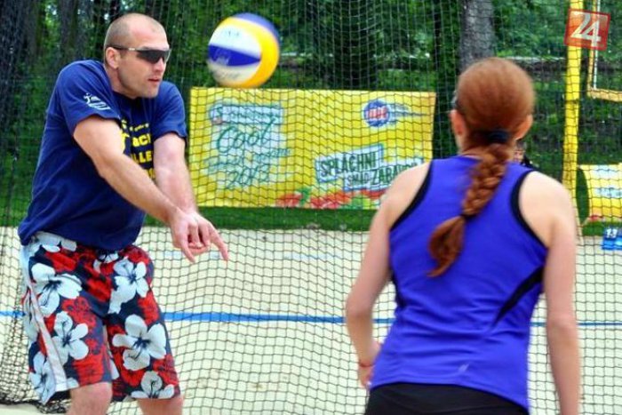 Ilustračný obrázok k článku V Nitre sa rozbehol kolotoč plážového volejbalu: Desiatky hráčov sa stretli na  kúpalisku