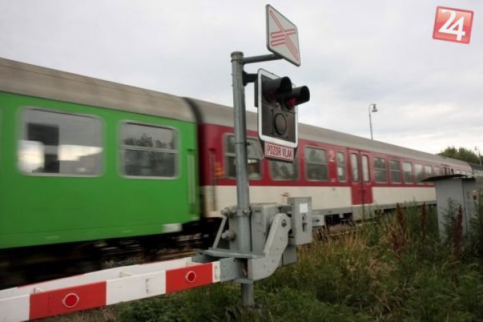 Ilustračný obrázok k článku Vážna nehoda na železničnom priecestí: Motorový vlak sa zrazil s traktorom