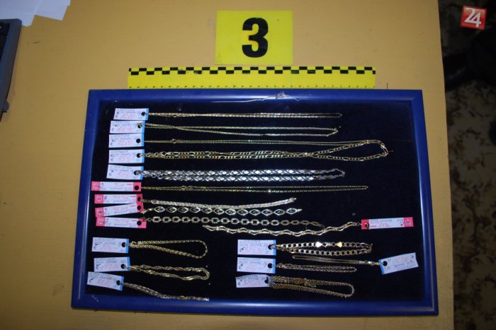 Ilustračný obrázok k článku Po krádeži šperkov zo záložne unikal páchateľ na bicykli: Na úteku zahodil tašku s lupom a bežal do poľa