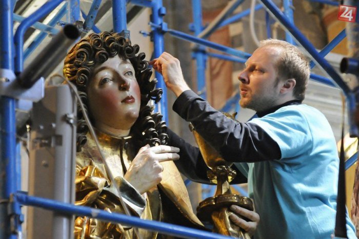 Ilustračný obrázok k článku Práce na obnove oltára Majstra Pavla pokračujú: Návštevníci môžu vidieť to, čo najbližšie desiatky rokov neuvidia