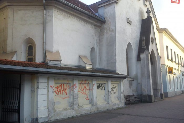 Ilustračný obrázok k článku Počiny pouličných umelcov v našom meste: Grafitti Bystricu niekde oživujú, inde špatia
