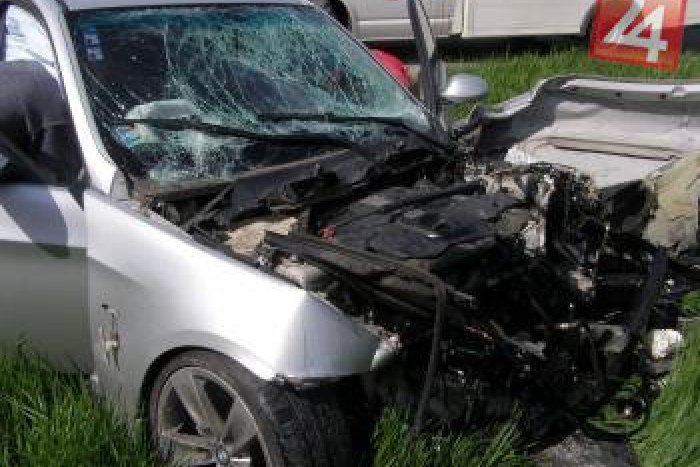 Ilustračný obrázok k článku Citroen narazil do domu: Zastavil ho však až čelný náraz do železného zábradlia