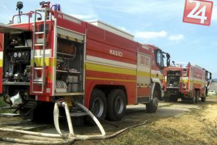 Ilustračný obrázok k článku Denisovi (18) a Floriánovi (22) hrozí basa: Zapaľovačom podpálili celý stoh slamy!