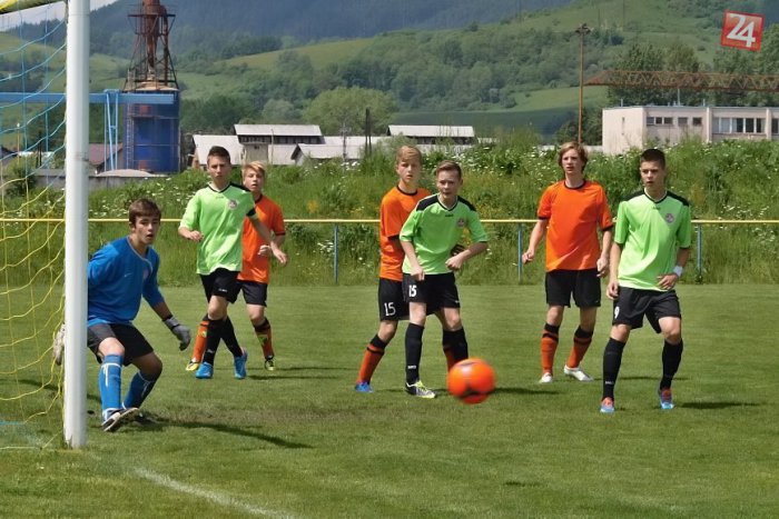 Ilustračný obrázok k článku Víkendový futbal mladých: Dorastenci nechali Podbrezovej len jediný bod