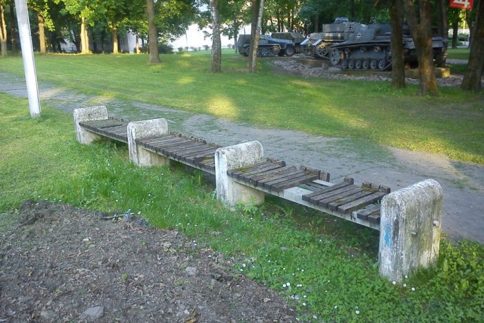 Ilustračný obrázok k článku Vizitka, akú Bystrica asi nechce: Pri Pamätníku SNP len s ťažkosťou narazíte na kompletnú lavičku