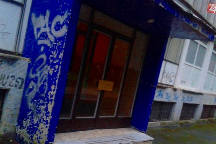 Ilustračný obrázok k článku Cieľom kultúrne stredisko: Vandal rozbil jedným hodom sklo na dvoch dverách...