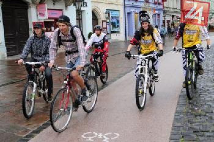 Ilustračný obrázok k článku Výjav, ktorý sa len tak bežne nevidí: Policajti v Košiciach merajú rýchlosť na pešej zóne!