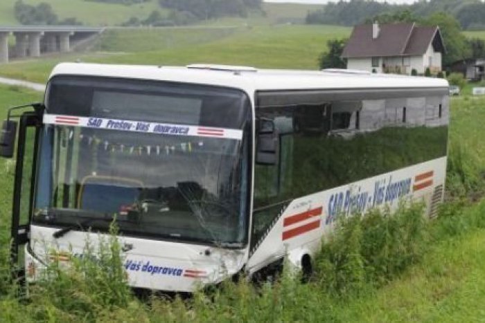 Ilustračný obrázok k článku Čelná zrážka na ceste: Havaroval autobus s deťmi idúcimi na výlet!