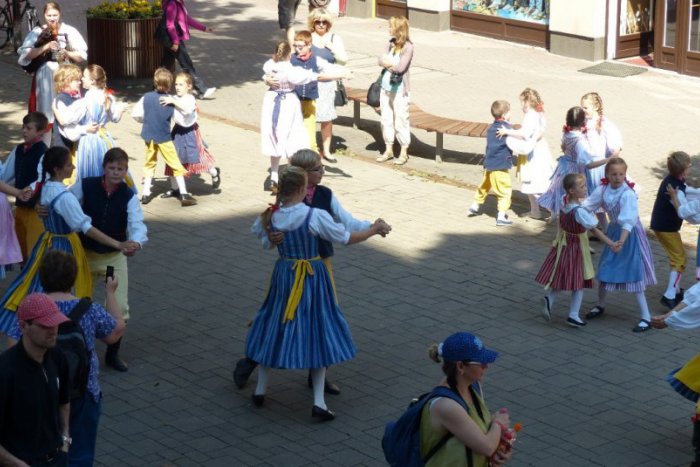Ilustračný obrázok k článku Folklórna sobota na popradskom námestí: Krojované bábiky i stavanie mája