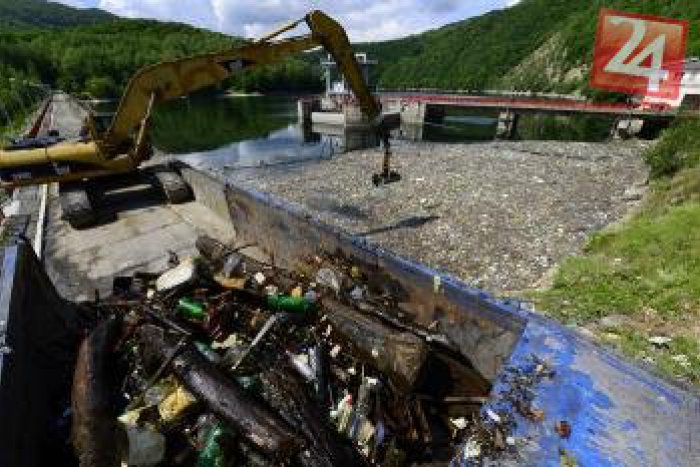 Ilustračný obrázok k článku Povodňové vlny priniesli do Ružína poriadny bordel: Už ho vytiahli 300 ton!