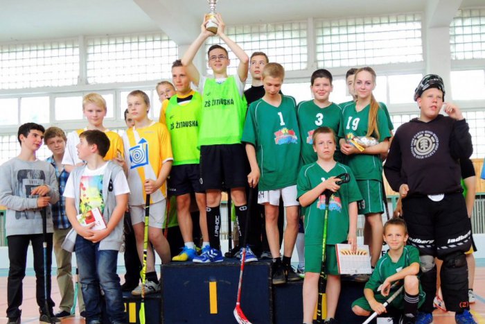 Ilustračný obrázok k článku Bratislavskí školáci zabojovali o putovný pohár: Sily si zmerali na jedinečnom florbalovom turnaji
