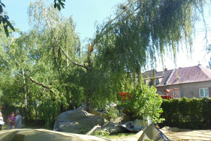 Ilustračný obrázok k článku Útok búrky na košickú školu: 500 metrov štvorcových plechu letelo vzduchom!